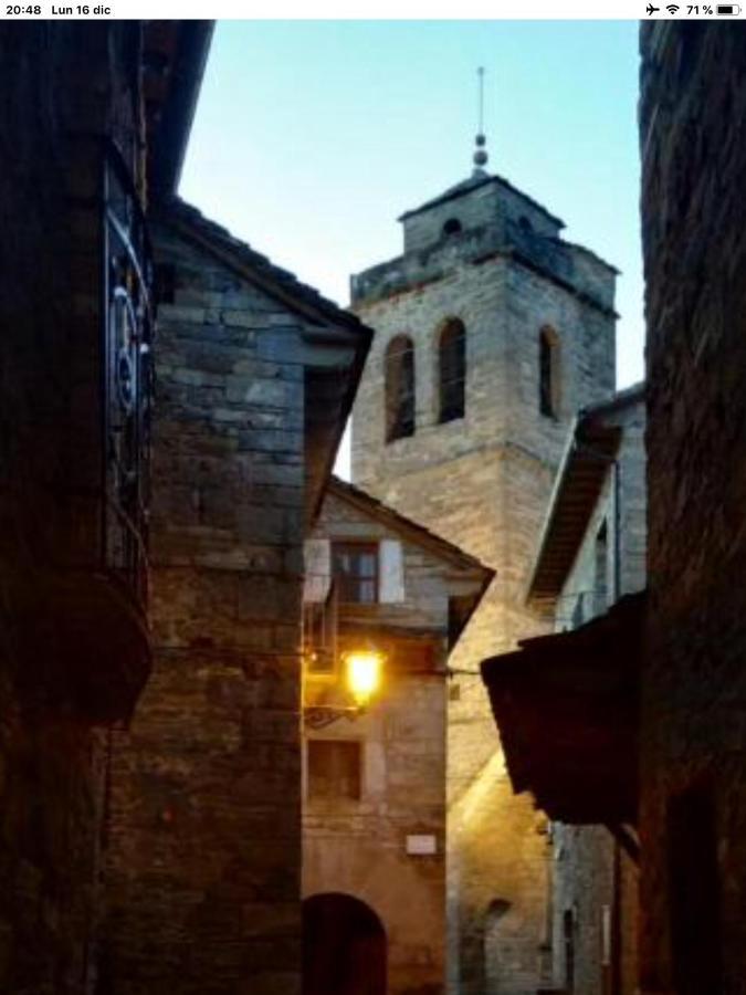 Vistas A La Montana En Un Pueblo Con Encanto. El Pueyo de Araguas Exterior photo